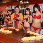 ■角川博が広島東洋カープのリーグ優勝を祝し、赤いビキニ姿の美女たちと一緒にお好み焼きにソースかけまくり