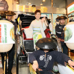 ■中村美律子が新曲「かぼちゃの花」発売イベント。かぼちゃの馬車に見立てた人力車に乗って雷門周辺を駆け抜けながら新曲をＰＲ