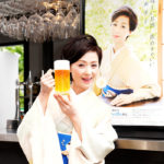■長山洋子が松屋銀座の屋上ビアガーデンで新曲「美味しいお酒 飲めりゃいい」発売イベント。大人の女性たちに向けたストレス解消ソング