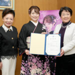 21日デビューの栃木市出身の新人演歌歌手・平山花羽が、大川秀子・栃木市長から「栃木ふるさと大使」に任命 。