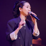 ■羽山みずきがデビュー10周年記念コンサート。由紀さおりがサプライズで花束をプレゼント。ギター弾き語りやシャンソンにも初チャレンジ
