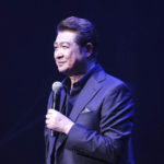 ■山川豊が68歳の誕生日にデビュー45周年記念コンサート。後輩歌手・氷川きよしがサプライズでお祝いに駆けつけ、大感激!。